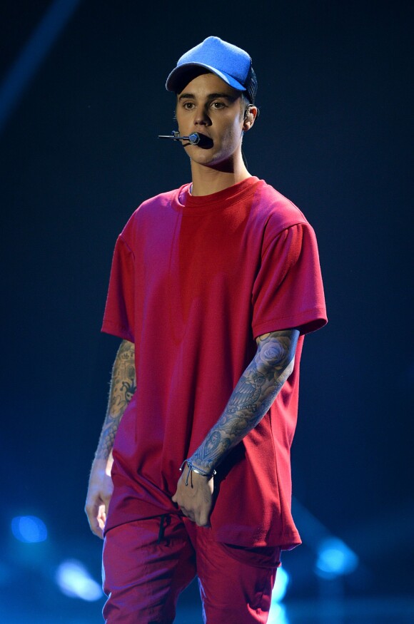 Justin Bieber interprète son single "What Do You Mean" lors des MTV Europe Music Awards 2015 au Mediolanum Forum. Milan, le 25 octobre 2015.