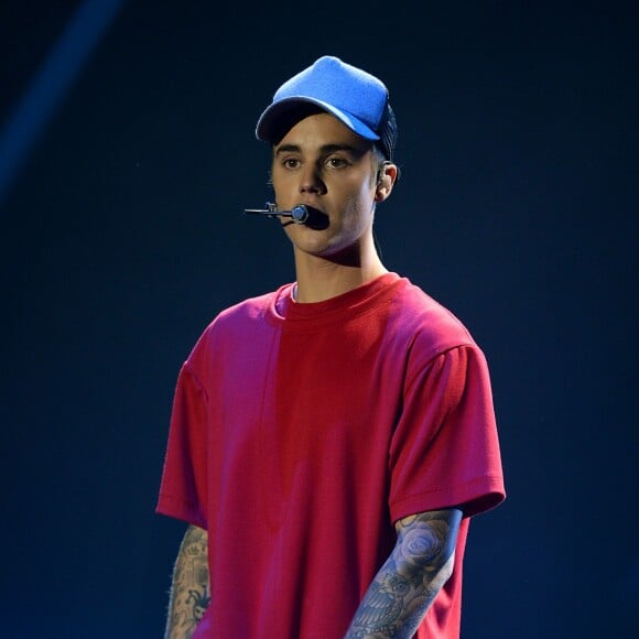 Justin Bieber interprète son single "What Do You Mean" lors des MTV Europe Music Awards 2015 au Mediolanum Forum. Milan, le 25 octobre 2015.