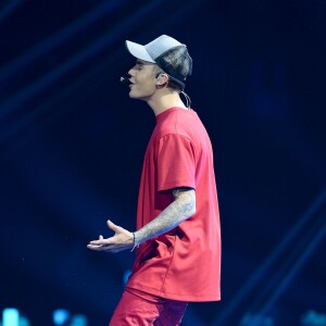 Justin Bieber interprète son single "What Do You Mean" lors des MTV Europe Music Awards 2015 au Mediolanum Forum. Milan, le 25 octobre 2015.