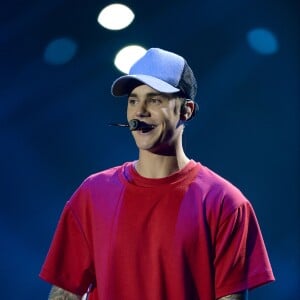 Justin Bieber interprète son single "What Do You Mean" lors des MTV Europe Music Awards 2015 au Mediolanum Forum. Milan, le 25 octobre 2015.