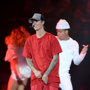 Justin Bieber interprète son single "What Do You Mean" lors des MTV Europe Music Awards 2015 au Mediolanum Forum. Milan, le 25 octobre 2015.