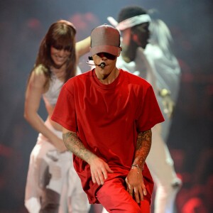 Justin Bieber interprète son single "What Do You Mean" lors des MTV Europe Music Awards 2015 au Mediolanum Forum. Milan, le 25 octobre 2015.