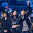 Eric Nally, Macklemore et Ryan Lewis reçoivent le prix du Meilleur Clip lors des MTV Europe Music Awards 2015 au Mediolanum Forum. Milan, le 25 octobre 2015.