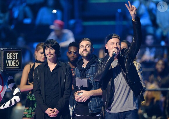 Eric Nally, Macklemore et Ryan Lewis reçoivent le prix du Meilleur Clip lors des MTV Europe Music Awards 2015 au Mediolanum Forum. Milan, le 25 octobre 2015.