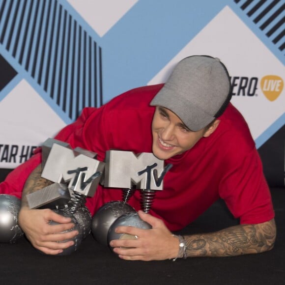 Justin Bieber dans la pressroom des MTV Europe Music Awards 2015 au Mediolanum Forum à Milan, le 25 octobre 2015.