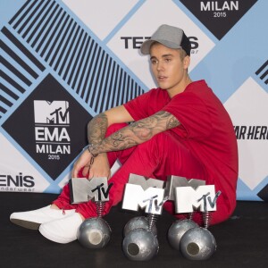 Justin Bieber dans la pressroom des MTV Europe Music Awards 2015 au Mediolanum Forum à Milan, le 25 octobre 2015.