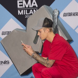 Justin Bieber dans la pressroom des MTV Europe Music Awards 2015 au Mediolanum Forum à Milan, le 25 octobre 2015.