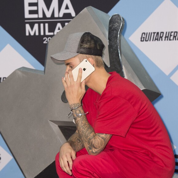 Justin Bieber dans la pressroom des MTV Europe Music Awards 2015 au Mediolanum Forum à Milan, le 25 octobre 2015.