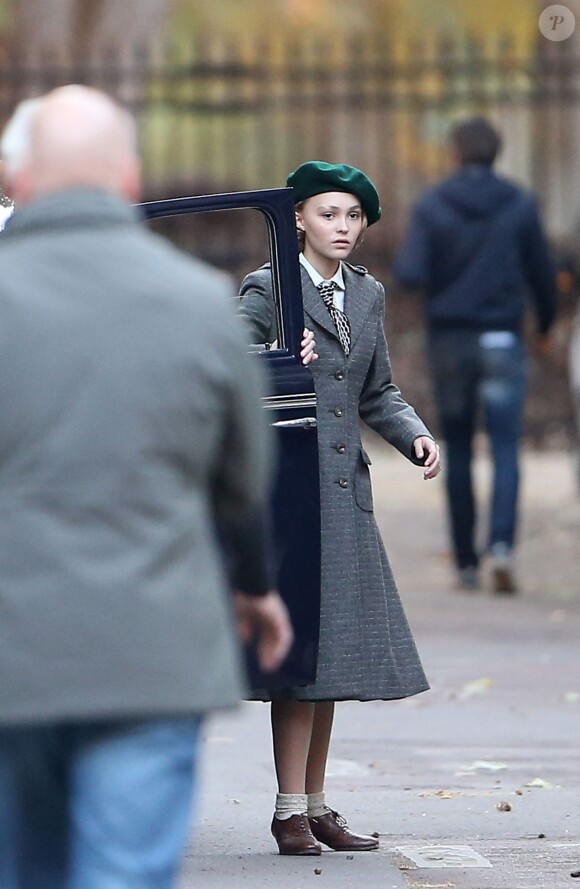 Exclusif - Lily-Rose Depp sur le tournage de "Planetarium" à Paris le 29 septembre 2015. La fille de Johnny Depp et Vanessa Paradis partage l'affiche du film de Rebecca Zlotowski avec l'actrice Natalie Portman.