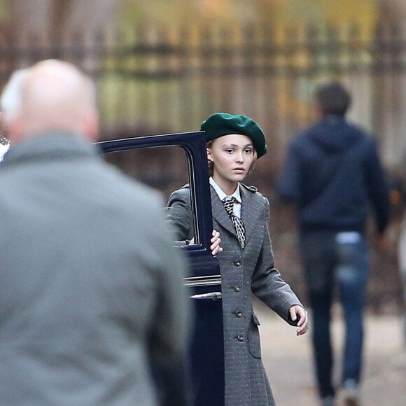 Exclusif - Lily-Rose Depp sur le tournage de "Planetarium" à Paris le 29 septembre 2015. La fille de Johnny Depp et Vanessa Paradis partage l'affiche du film de Rebecca Zlotowski avec l'actrice Natalie Portman.