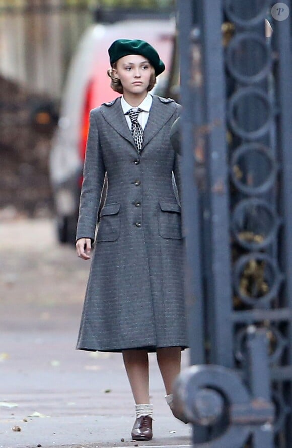 Exclusif - Lily-Rose Depp sur le tournage de "Planetarium" à Paris le 29 septembre 2015. La fille de Johnny Depp et Vanessa Paradis partage l'affiche du film de Rebecca Zlotowski avec l'actrice Natalie Portman.