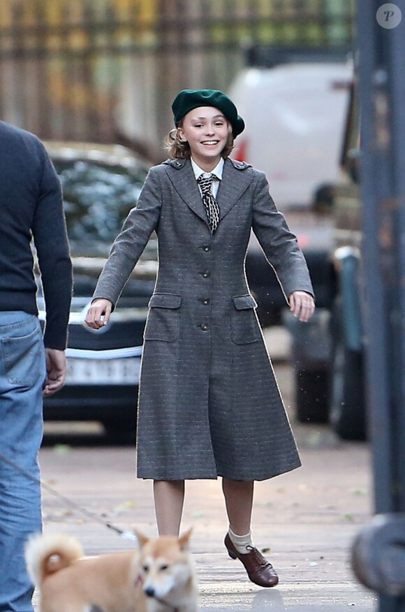 Exclusif - Lily-Rose Depp sur le tournage de "Planetarium" à Paris le 29 septembre 2015. La fille de Johnny Depp et Vanessa Paradis partage l'affiche du film de Rebecca Zlotowski avec l'actrice Natalie Portman.