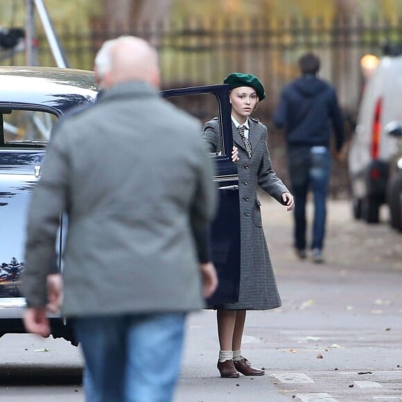 Exclusif - Lily-Rose Depp sur le tournage de "Planetarium" à Paris le 29 septembre 2015. La fille de Johnny Depp et Vanessa Paradis partage l'affiche du film de Rebecca Zlotowski avec l'actrice Natalie Portman.