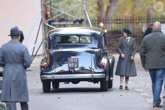 Exclusif - Lily-Rose Depp sur le tournage de "Planetarium" à Paris le 29 septembre 2015. La fille de Johnny Depp et Vanessa Paradis partage l'affiche du film de Rebecca Zlotowski avec l'actrice Natalie Portman.