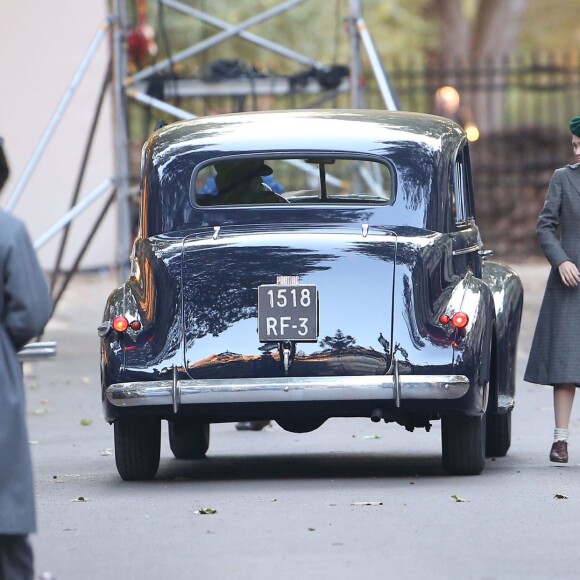 Exclusif - Lily-Rose Depp sur le tournage de "Planetarium" à Paris le 29 septembre 2015. La fille de Johnny Depp et Vanessa Paradis partage l'affiche du film de Rebecca Zlotowski avec l'actrice Natalie Portman.