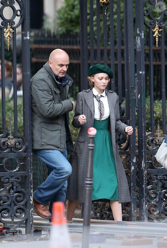 Exclusif - Lily-Rose Depp sur le tournage de "Planetarium" à Paris le 29 septembre 2015. La fille de Johnny Depp et Vanessa Paradis partage l'affiche du film de Rebecca Zlotowski avec l'actrice Natalie Portman.