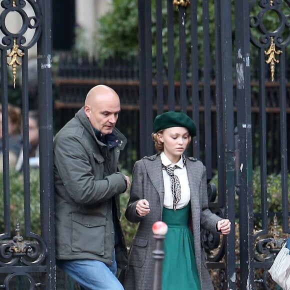 Exclusif - Lily-Rose Depp sur le tournage de "Planetarium" à Paris le 29 septembre 2015. La fille de Johnny Depp et Vanessa Paradis partage l'affiche du film de Rebecca Zlotowski avec l'actrice Natalie Portman.