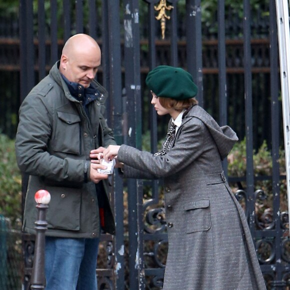 Exclusif - Lily-Rose Depp sur le tournage de "Planetarium" à Paris le 29 septembre 2015. La fille de Johnny Depp et Vanessa Paradis partage l'affiche du film de Rebecca Zlotowski avec l'actrice Natalie Portman.