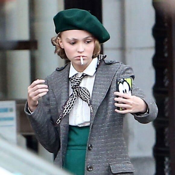 Exclusif - Lily-Rose Depp fume et prend un selfie sur le tournage de "Planetarium" à Paris le 29 septembre 2015.