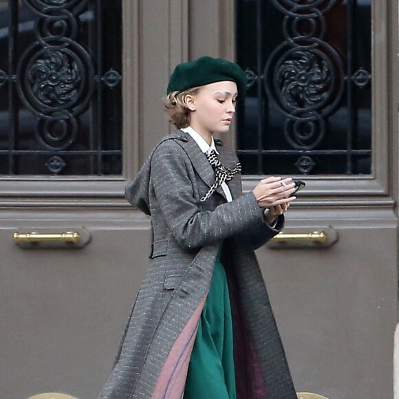 Exclusif - Lily-Rose Depp sur le tournage de "Planetarium" à Paris le 29 septembre 2015. La fille de Johnny Depp et Vanessa Paradis partage l'affiche du film de Rebecca Zlotowski avec l'actrice Natalie Portman.