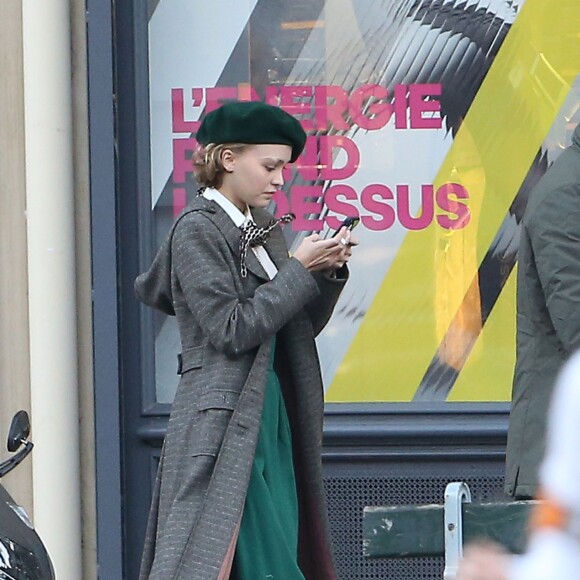 Exclusif - Lily-Rose Depp sur le tournage de "Planetarium" à Paris le 29 septembre 2015. La fille de Johnny Depp et Vanessa Paradis partage l'affiche du film de Rebecca Zlotowski avec l'actrice Natalie Portman.