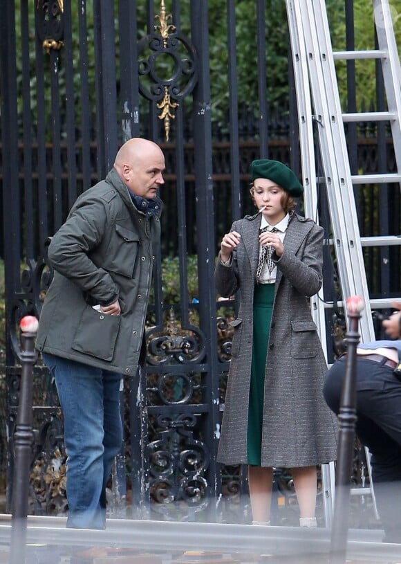 Exclusif - Lily-Rose Depp sur le tournage de "Planetarium" à Paris le 29 septembre 2015. La fille de Johnny Depp et Vanessa Paradis partage l'affiche du film de Rebecca Zlotowski avec l'actrice Natalie Portman.