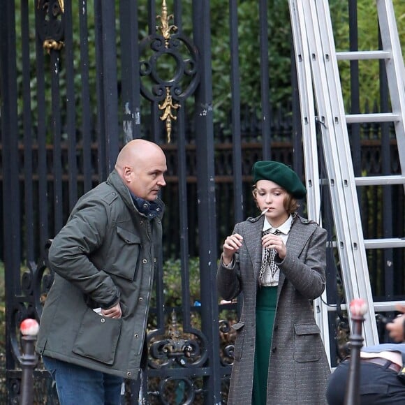 Exclusif - Lily-Rose Depp sur le tournage de "Planetarium" à Paris le 29 septembre 2015. La fille de Johnny Depp et Vanessa Paradis partage l'affiche du film de Rebecca Zlotowski avec l'actrice Natalie Portman.