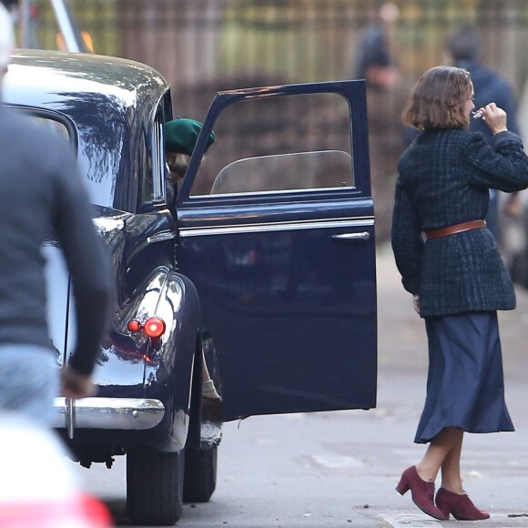 Exclusif - Lily-Rose Depp sur le tournage de "Planetarium" à Paris le 29 septembre 2015. La fille de Johnny Depp et Vanessa Paradis partage l'affiche du film de Rebecca Zlotowski avec l'actrice Natalie Portman.