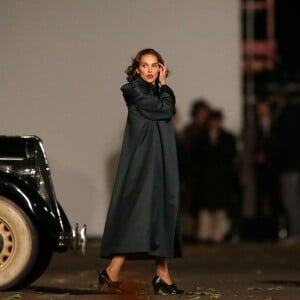 Exclusif - Natalie Portman sur le tournage de "Planetarium" à Paris le 29 septembre 2015. Natalie Portman partage l'affiche du film de Rebecca Zlotowski avec Lily-Rose Depp (la fille de Johnny Depp et Vanessa Paradis).