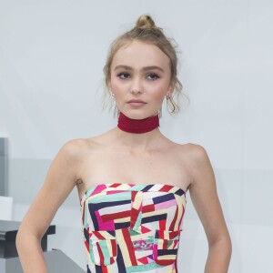 Lily-Rose Depp - People au défilé de mode "Chanel", collection prêt-à-porter printemps-été 2016, au Grand Palais à Paris le 6 octobre 2015.