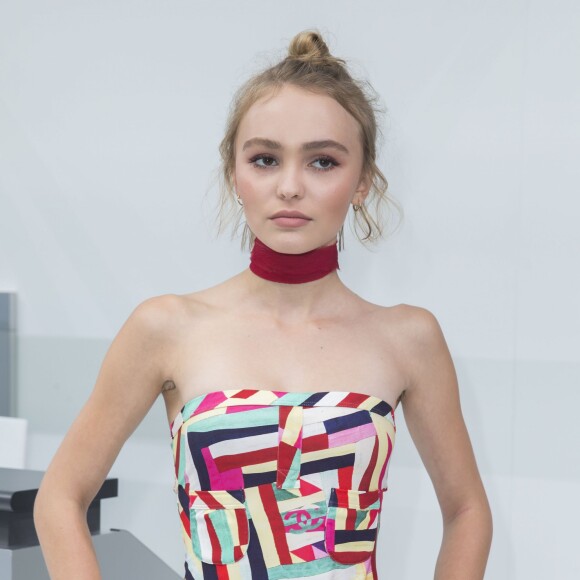 Lily-Rose Depp - People au défilé de mode "Chanel", collection prêt-à-porter printemps-été 2016, au Grand Palais à Paris le 6 octobre 2015.