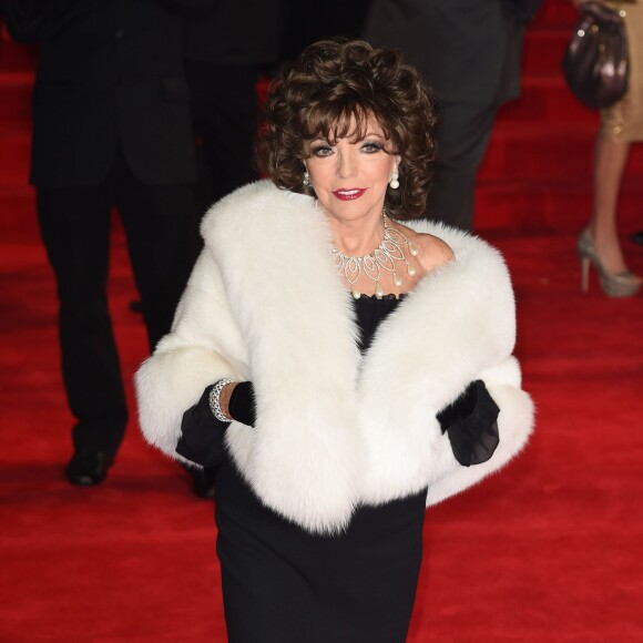 Joan Collins - Première mondiale du nouveau James Bond "007 Spectre" au Royal Albert Hall à Londres le 26 octobre 2015.