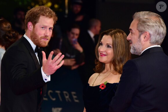 Le prince Harry, la productrice Barbara Broccoli et le réalisateur Sam Mendes - Première mondiale du nouveau James Bond "007 Spectre" au Royal Albert Hall à Londres le 26 octobre 2015.