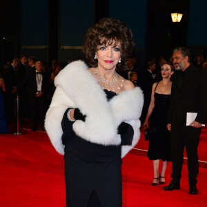 Joan Collins - Première mondiale du nouveau James Bond "007 Spectre" au Royal Albert Hall à Londres le 26 octobre 2015.