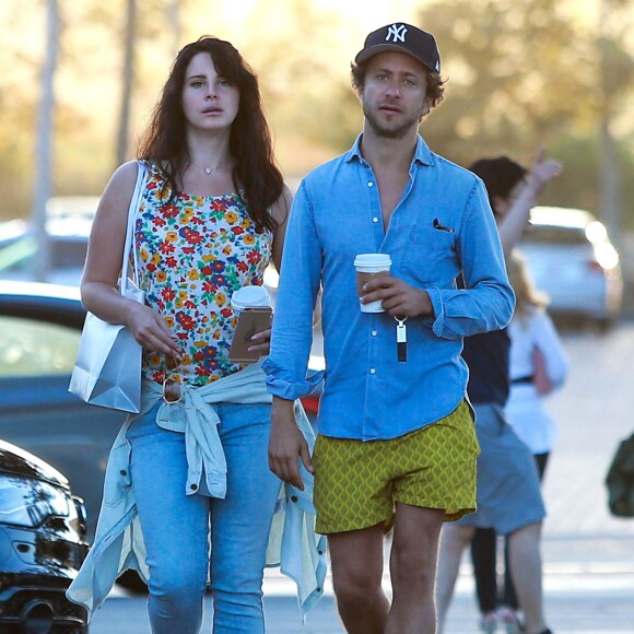 Lana Del Rey et son petit ami Italien Francesco Carrozzini sont allés déjeuner au restaurant Cafe Habana à Malibu, le 5 septembre 2015