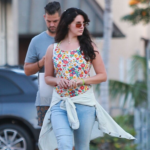 Lana Del Rey et son petit ami Italien Francesco Carrozzini sont allés déjeuner au restaurant Cafe Habana à Malibu, le 5 septembre 2015