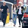 Lana Del Rey se promène avec ses parents Pat et Rob Grant dans les rues de West Hollywood. Le 9 janvier 2015