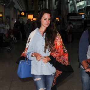 Lana Del Rey arrive à l'aéroport de Heathrow à Londres le 12 juin 2014