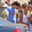 Halle Berry, sa fille Nahla, son mari Olivier Martinez et leur fils Maceo dans les rues de Los Angeles le 30 août 2015..