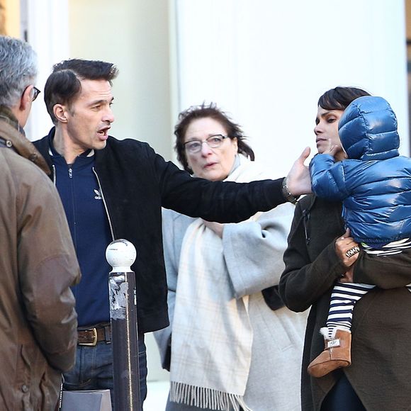 Olivier Martinez, sa femme Halle Berry et leur fils Maceo se promènent à Paris, le 20 décembre 2014