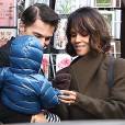  Olivier Martinez, sa femme Halle Berry et leur fils Maceo se promènent à Paris, le 20 décembre 2014. 
  
  