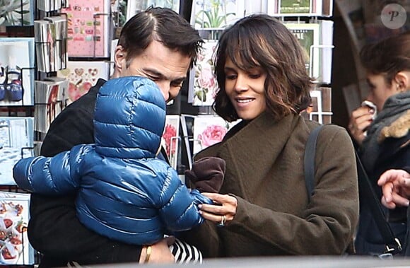 Olivier Martinez, sa femme Halle Berry et leur fils Maceo se promènent à Paris, le 20 décembre 2014.