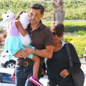 Halle Berry enceinte, son mari Olivier Martinez et sa fille Nahla à Century City, le 24 juillet 2013.