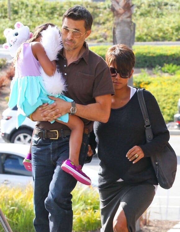 Halle Berry enceinte, son mari Olivier Martinez et sa fille Nahla à Century City, le 24 juillet 2013.