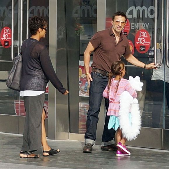Halle Berry enceinte, son mari Olivier Martinez et sa fille Nahla à Century City, le 24 juillet 2013.