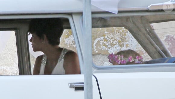 Exclusif - Halle Berry arrive à l'église dans la voiture DS21 blanche vintage accompagnée de sa fille Nahla - Mariage de Olivier Martinez et Halle Berry, enceinte, le samedi 13 juillet 2013, au Chpateau des Condé à Vallery dans l'Yonne en France.