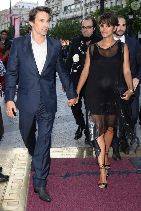 Olivier Martinez et Halle Berry enceinte lors du Champs-Elysées Film Festival 2013 à Paris le 13 juin 2013.