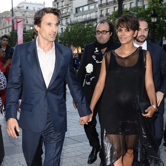 Olivier Martinez et Halle Berry enceinte lors du Champs-Elysées Film Festival 2013 à Paris le 13 juin 2013.