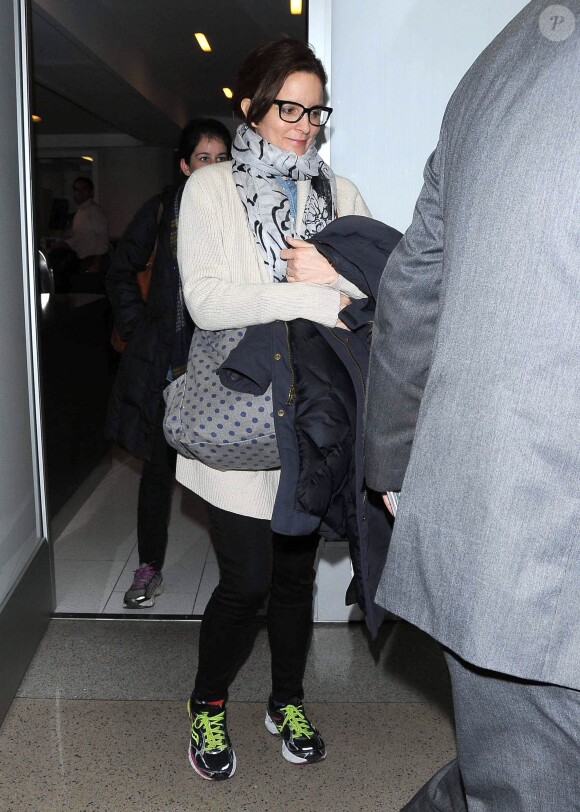 Tina Fey prend un vol à l'aéroport de Los Angeles, le 12 janvier 2015.
