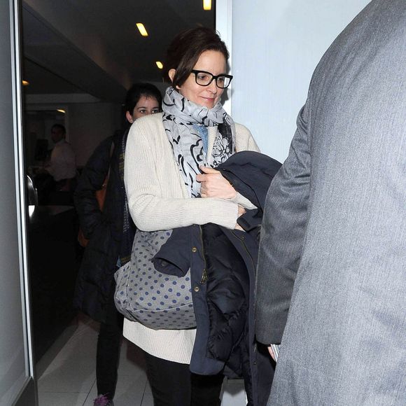 Tina Fey prend un vol à l'aéroport de Los Angeles, le 12 janvier 2015.